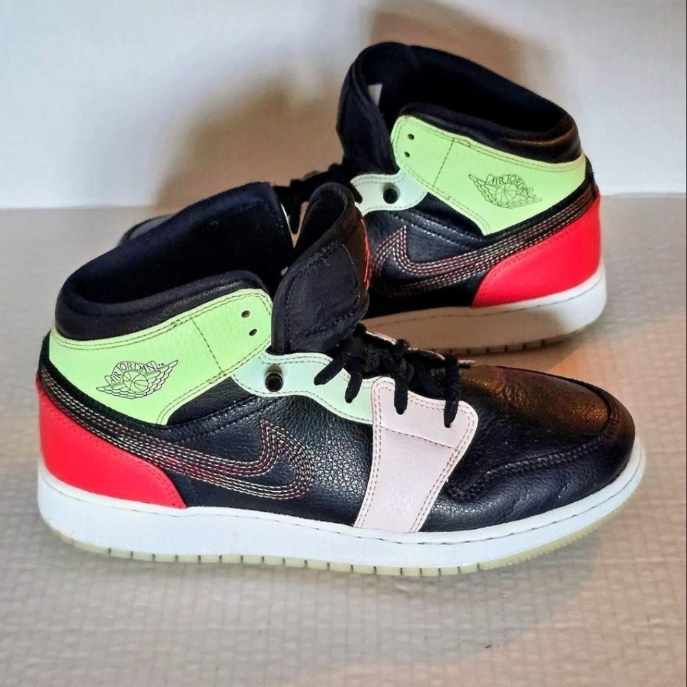 Nike Jordan 1 Mid GS Sneakers Unisex Size 7Y Black Pink Glow Streetwear